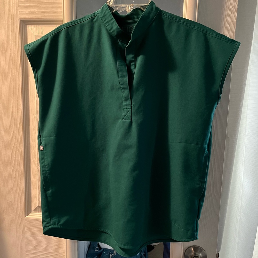 Hunter green figs top
